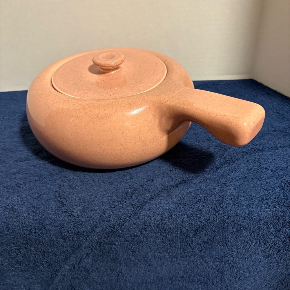 MCM Russel Wright American Modern Covered Casserole Dish Pottery Coral Bean Pot - Picture 2 of 9